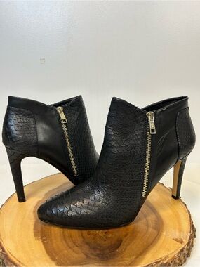 Ann Taylor Black Textured Pointed Toe Ankle Booties with Gold Zipper Women’s 11